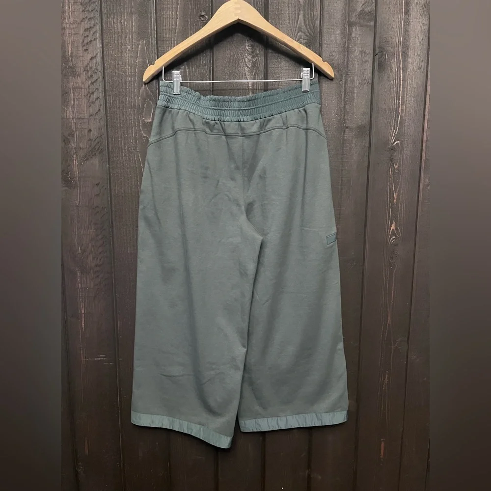 Athleta Triumph Hybrid Wide Leg Cropped Pant Sz M Bali Green Stretch Athleisure - Picture 5 of 8